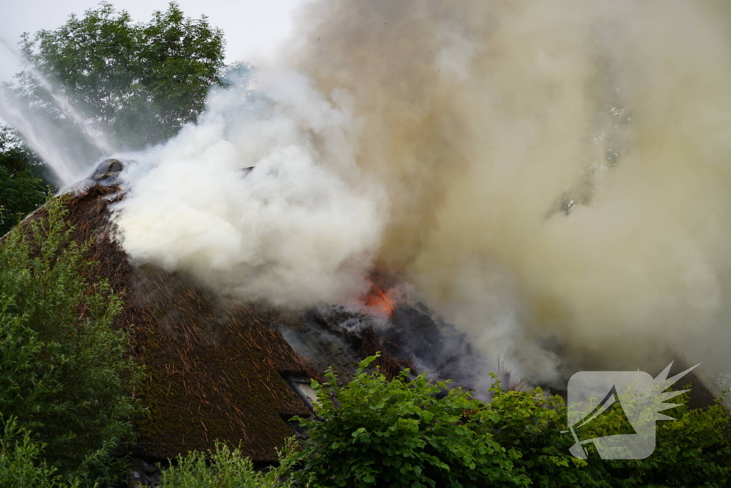 Stolpboerderij verwoest door uitslaande brand