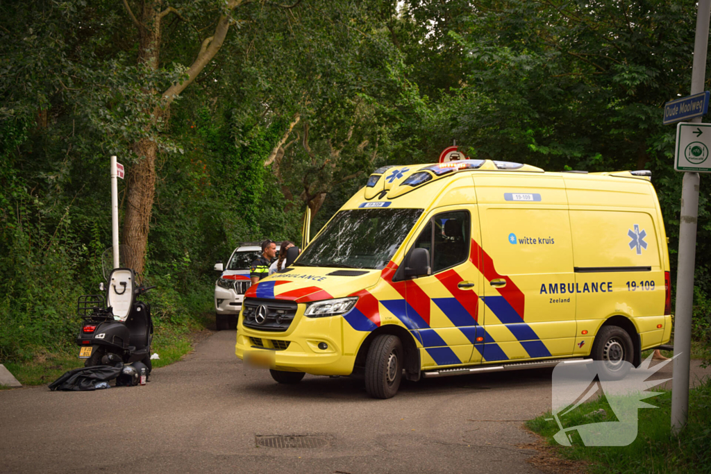 Scooter met twee opzittenden aangereden door automobilist