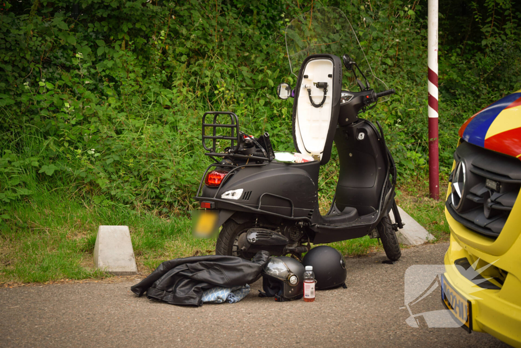 Scooter met twee opzittenden aangereden door automobilist