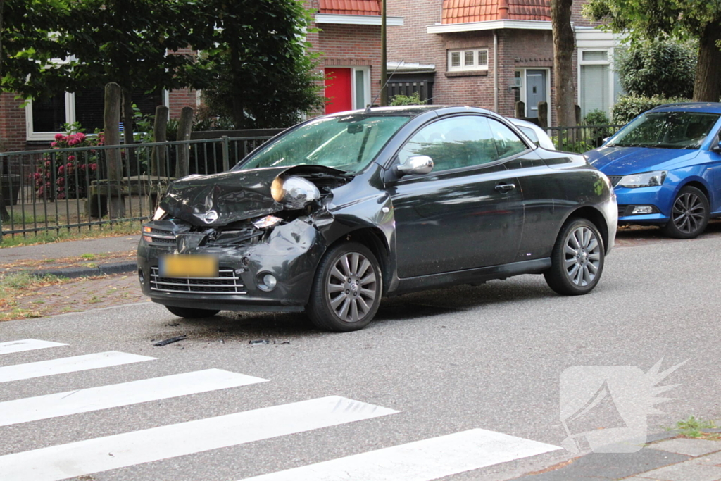 Automobilist klapt achterop voorganger die remt voor zebrapad