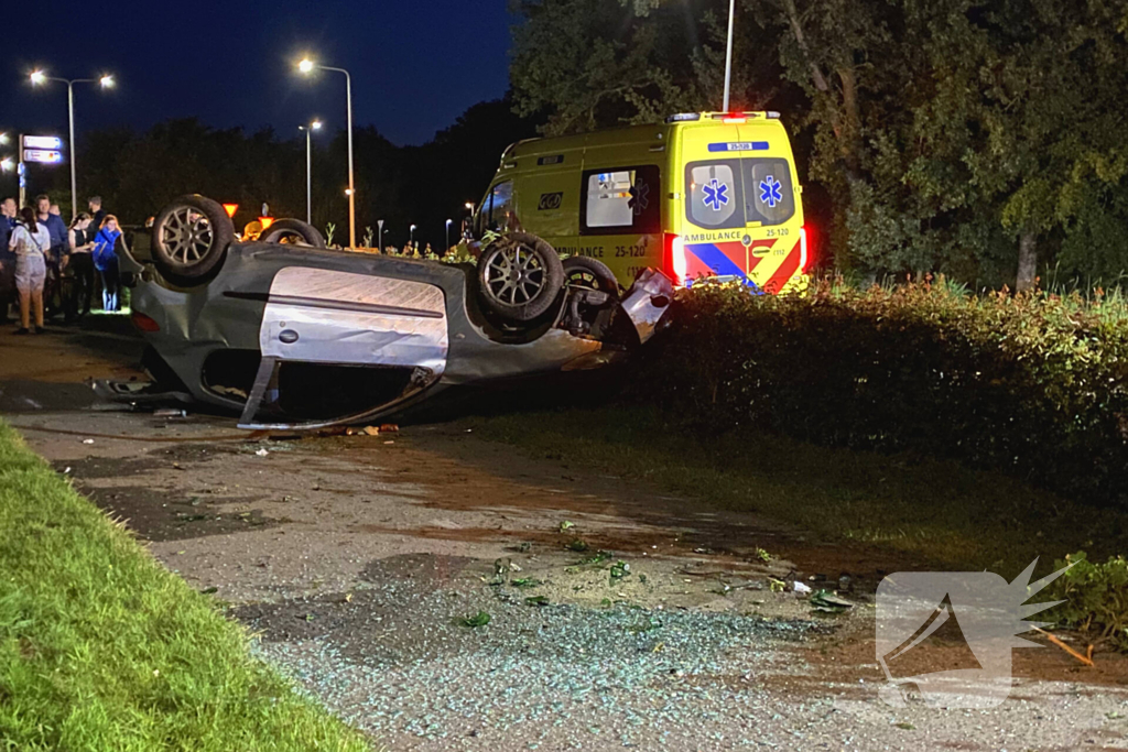 Automobilist belandt met voertuig op op zijn kop