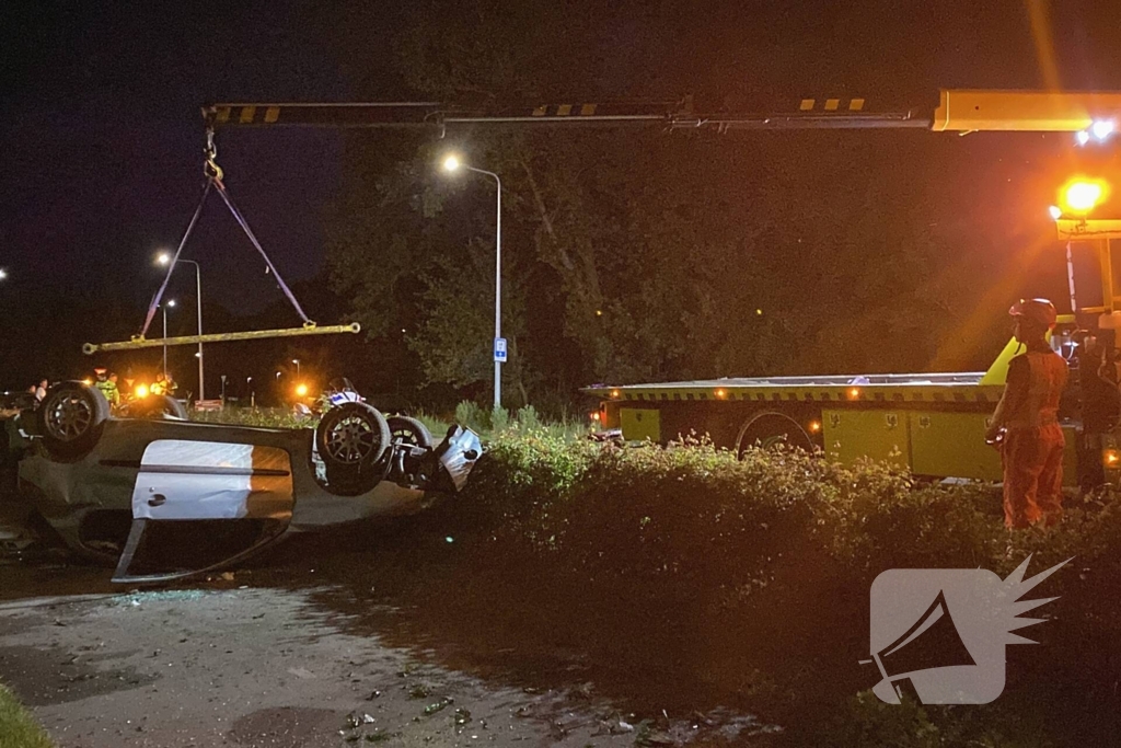 Automobilist belandt met voertuig op op zijn kop