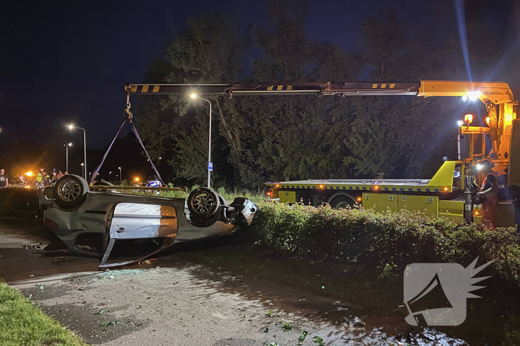 Automobilist belandt met voertuig op op zijn kop