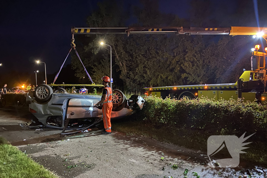 Automobilist belandt met voertuig op op zijn kop