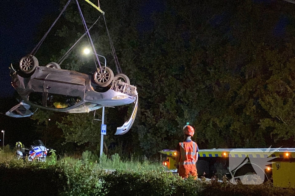 Automobilist belandt met voertuig op op zijn kop