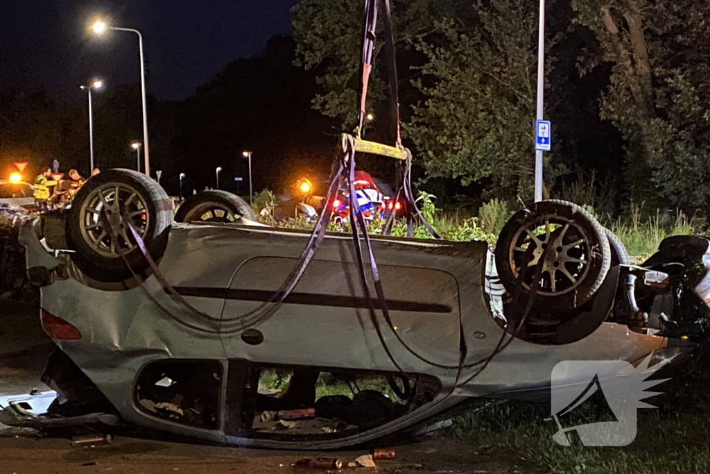 Automobilist belandt met voertuig op op zijn kop