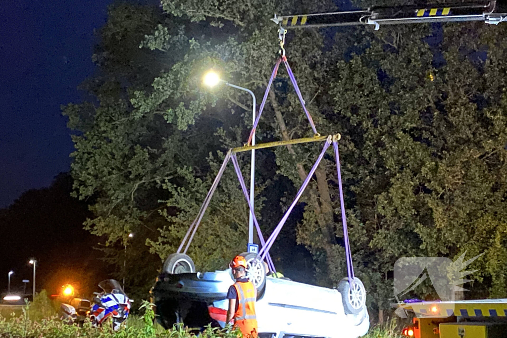 Automobilist belandt met voertuig op op zijn kop