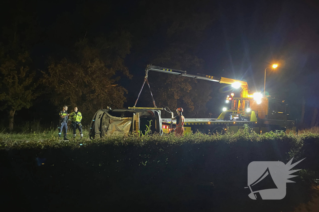 Automobilist belandt met voertuig op op zijn kop