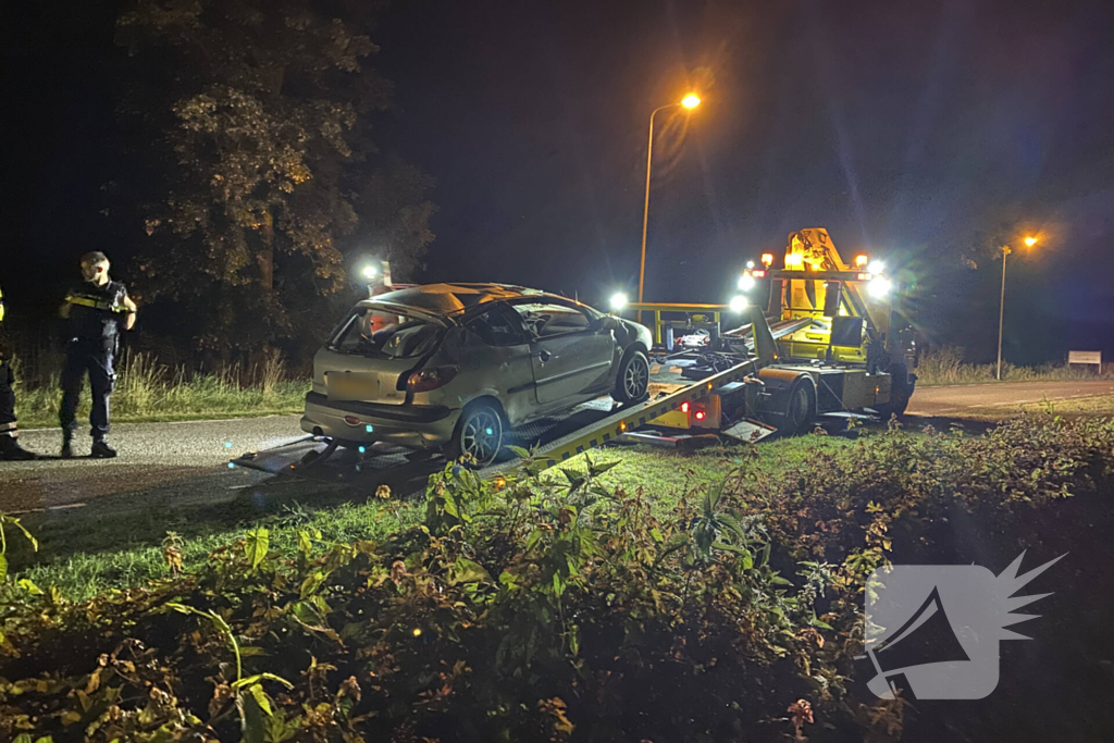 Automobilist belandt met voertuig op op zijn kop