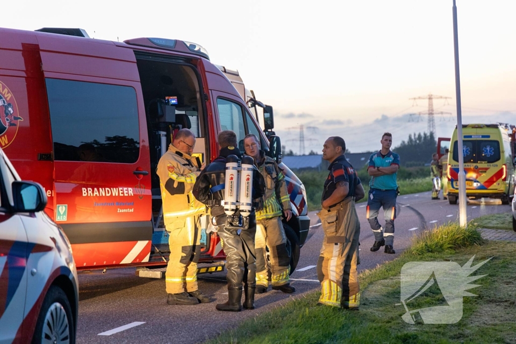 Auto belandt in water na crash