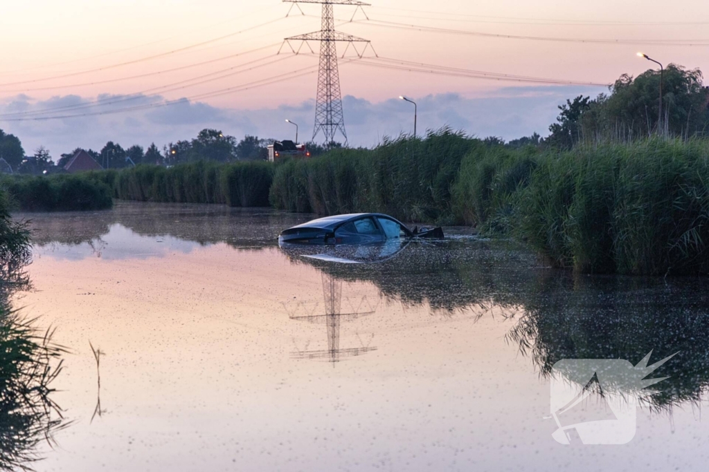 Auto belandt in water na crash