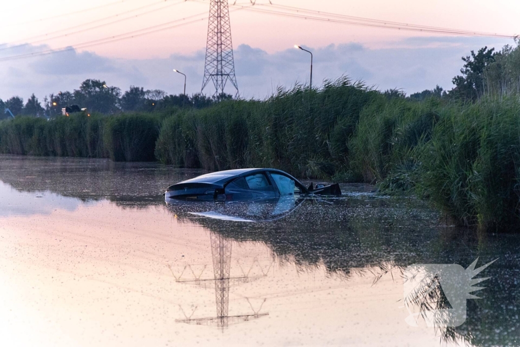 Auto belandt in water na crash