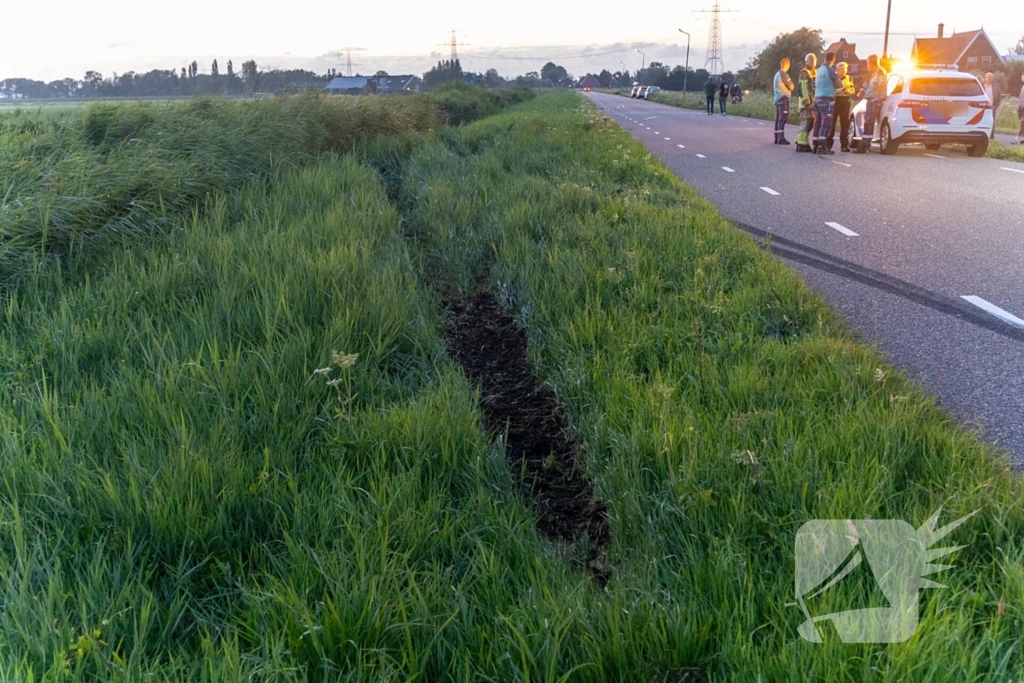 Auto belandt in water na crash