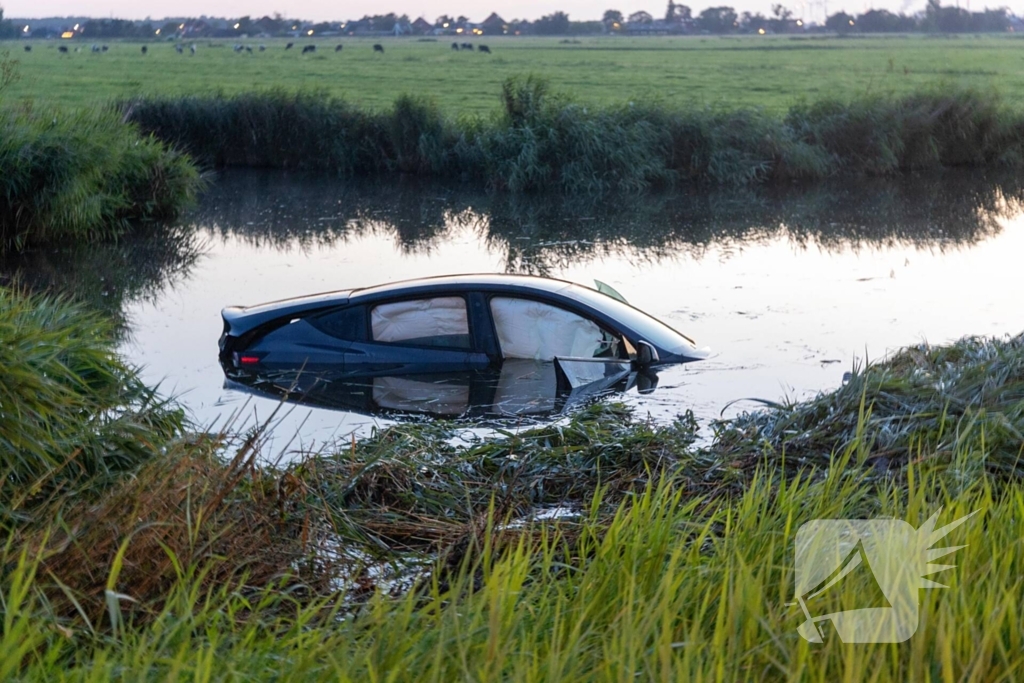 Auto belandt in water na crash