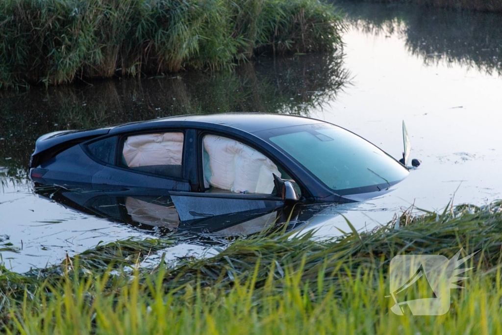 Auto belandt in water na crash