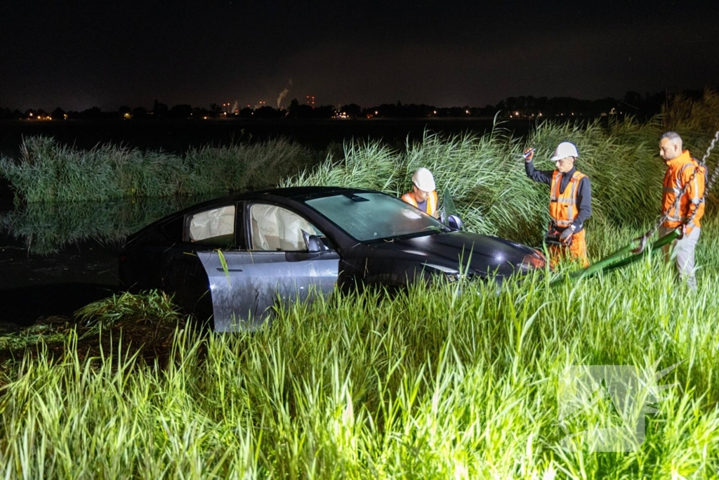 Auto belandt in water na crash