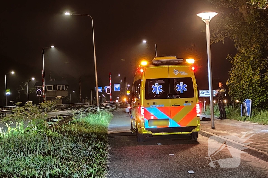 Peroon raakt te water bij brug