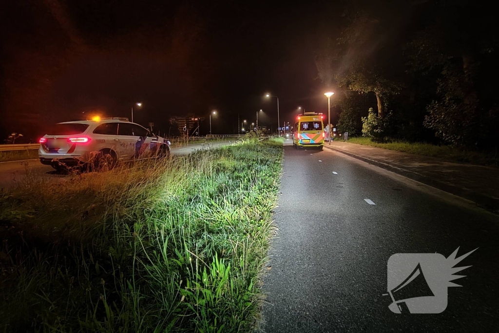 Peroon raakt te water bij brug