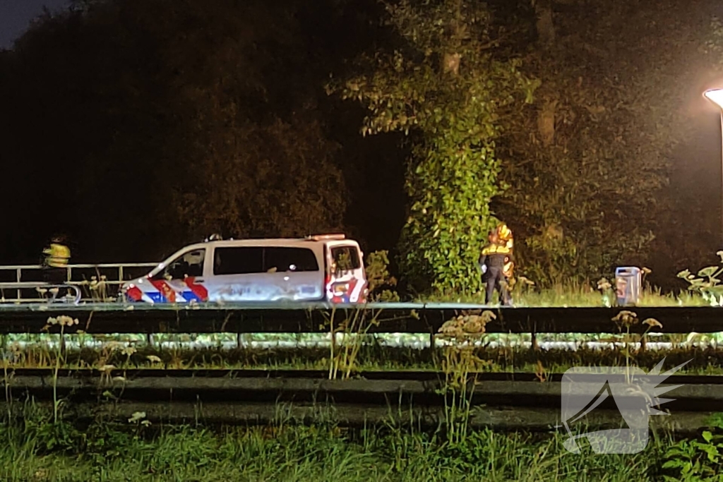 Peroon raakt te water bij brug