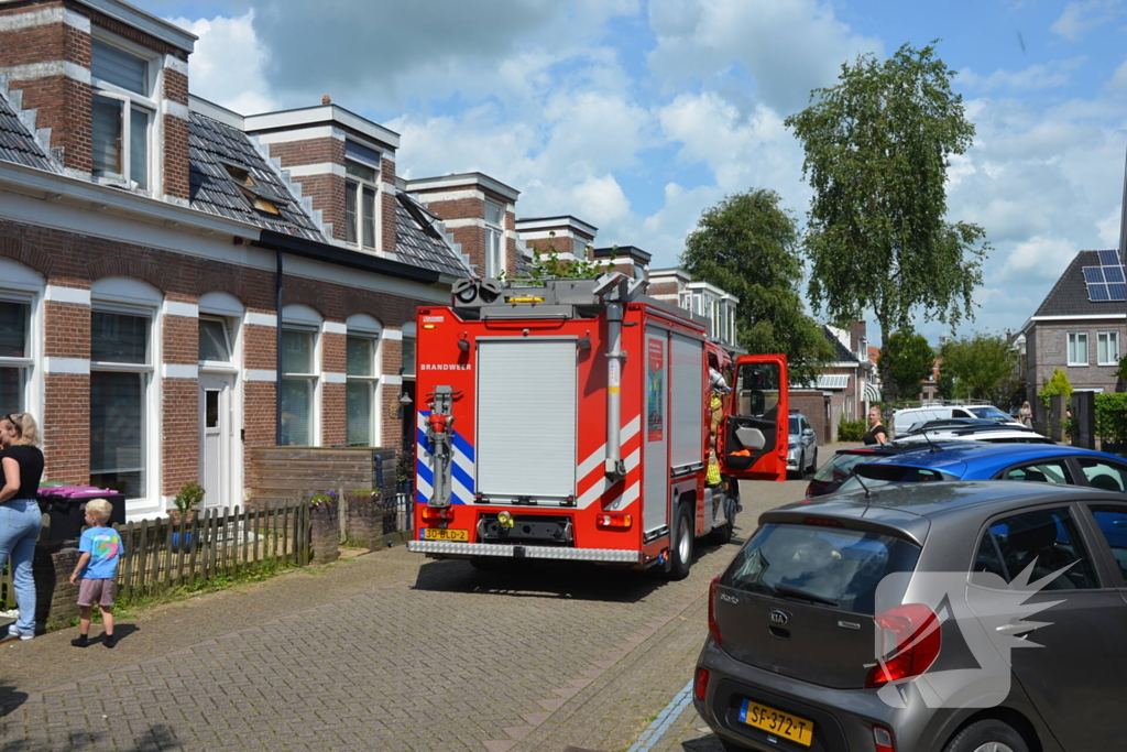 Bewoners blussen brandende heg