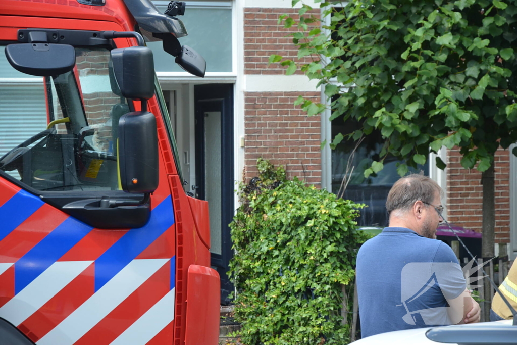 Bewoners blussen brandende heg