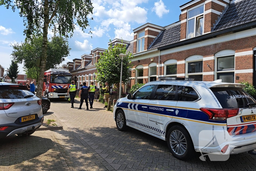 Bewoners blussen brandende heg