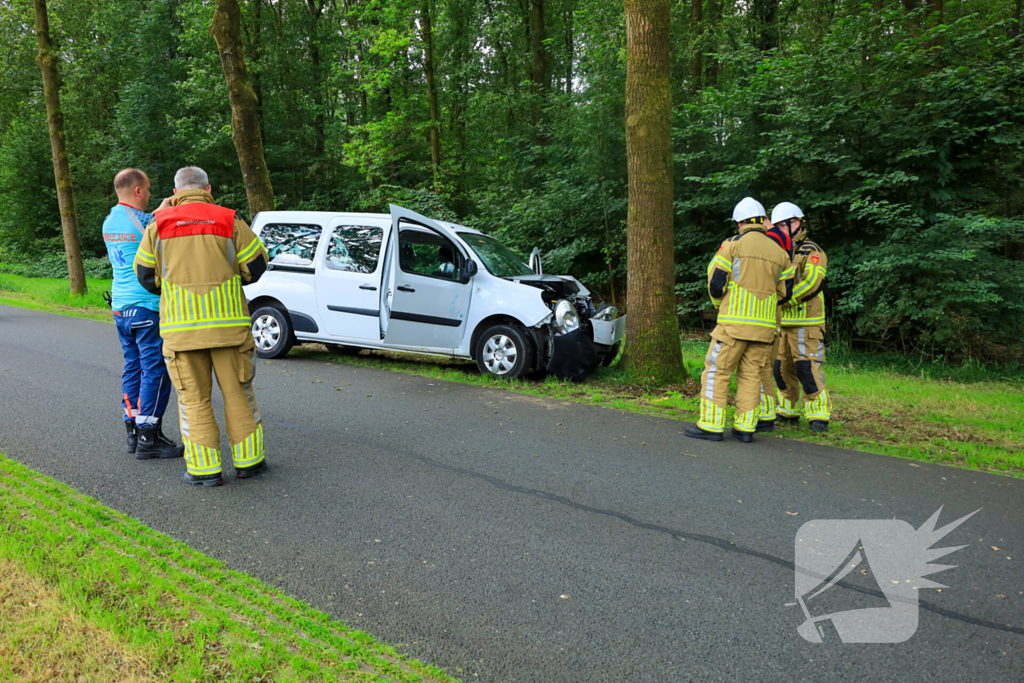 Kleine bestelbus botst tegen boom