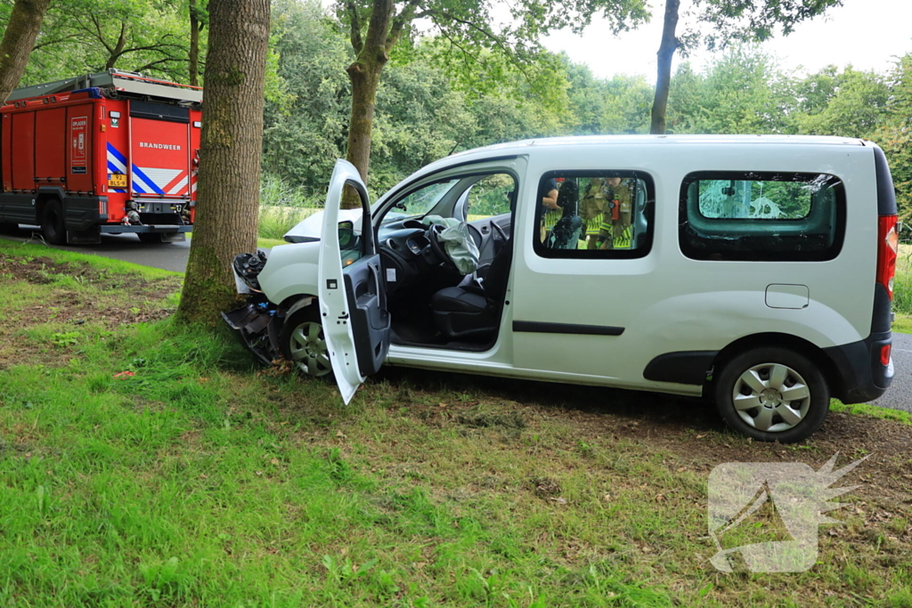 Kleine bestelbus botst tegen boom