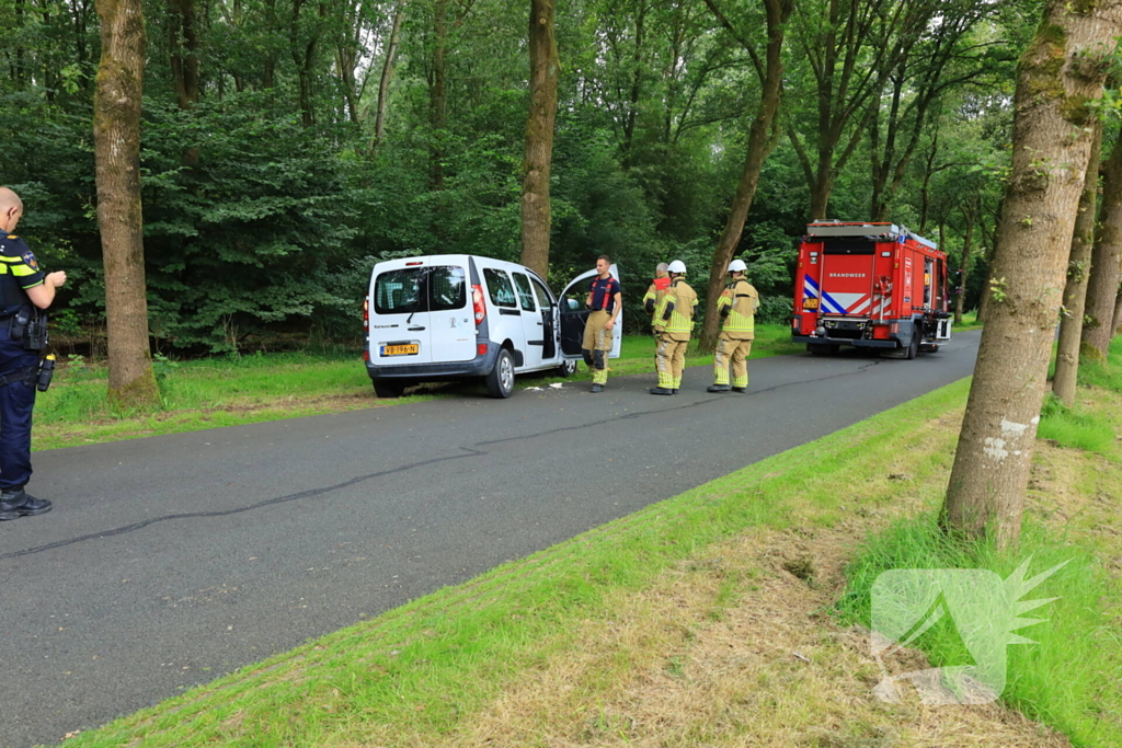 Kleine bestelbus botst tegen boom