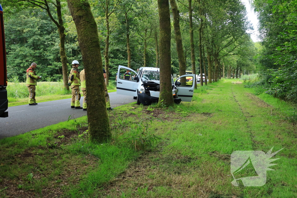 Kleine bestelbus botst tegen boom