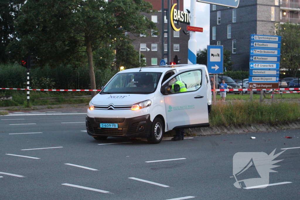 Twee gewonden bij aanrijding tussen taxibus en personenauto