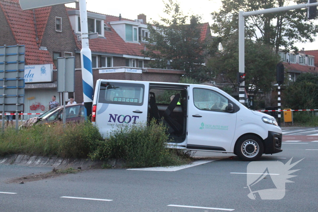 Twee gewonden bij aanrijding tussen taxibus en personenauto