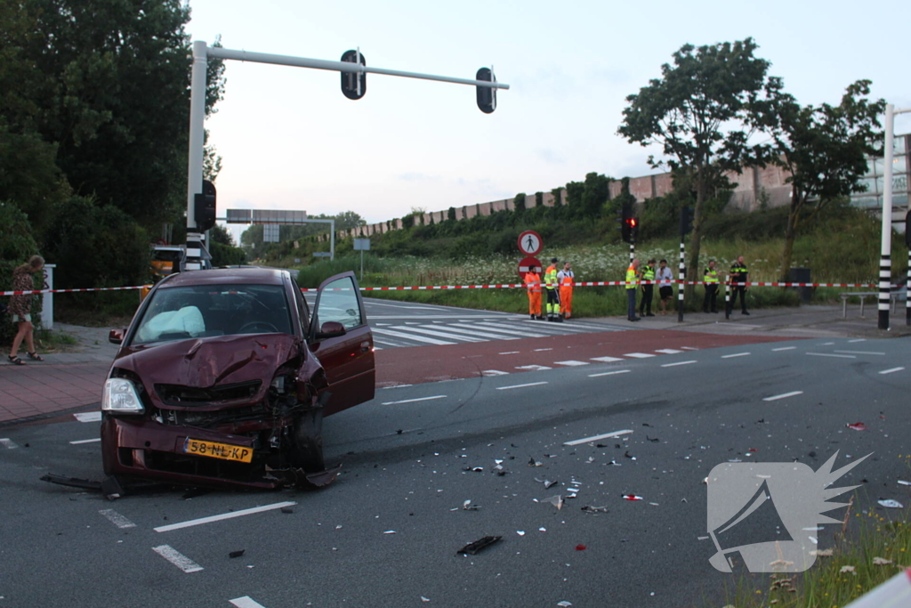 Twee gewonden bij aanrijding tussen taxibus en personenauto