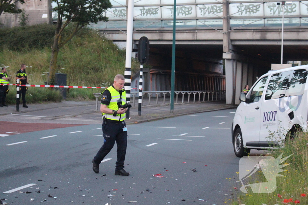 Twee gewonden bij aanrijding tussen taxibus en personenauto