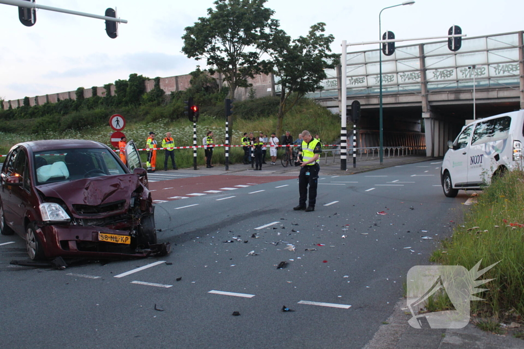 Twee gewonden bij aanrijding tussen taxibus en personenauto