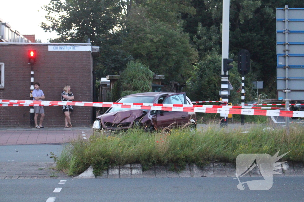 Twee gewonden bij aanrijding tussen taxibus en personenauto