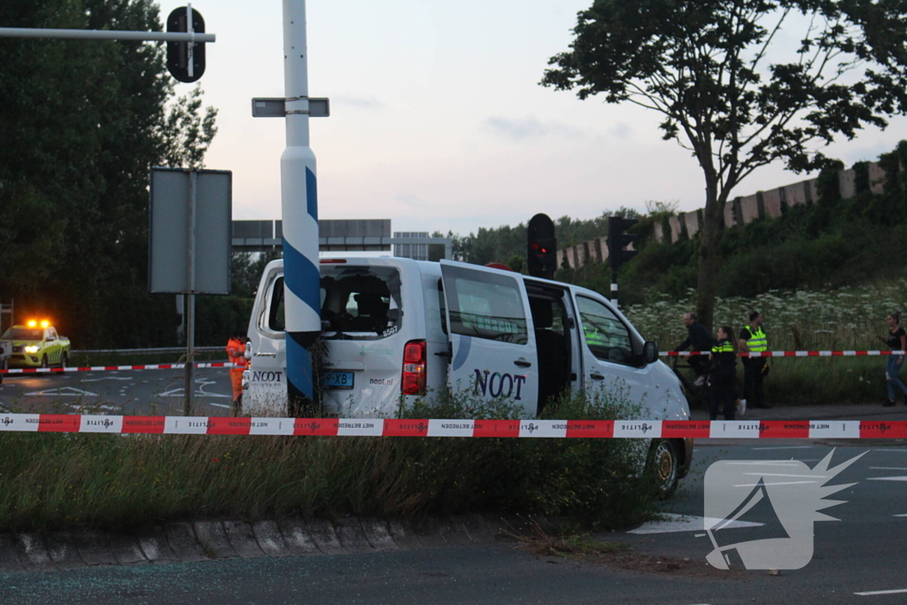 Twee gewonden bij aanrijding tussen taxibus en personenauto