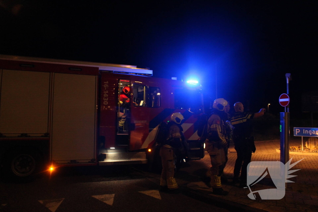 Afvalcontainer in parkeergarage in brand