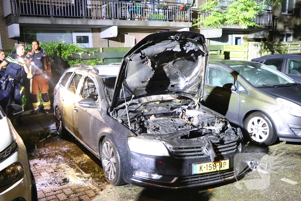 Brandweer blust brandende auto