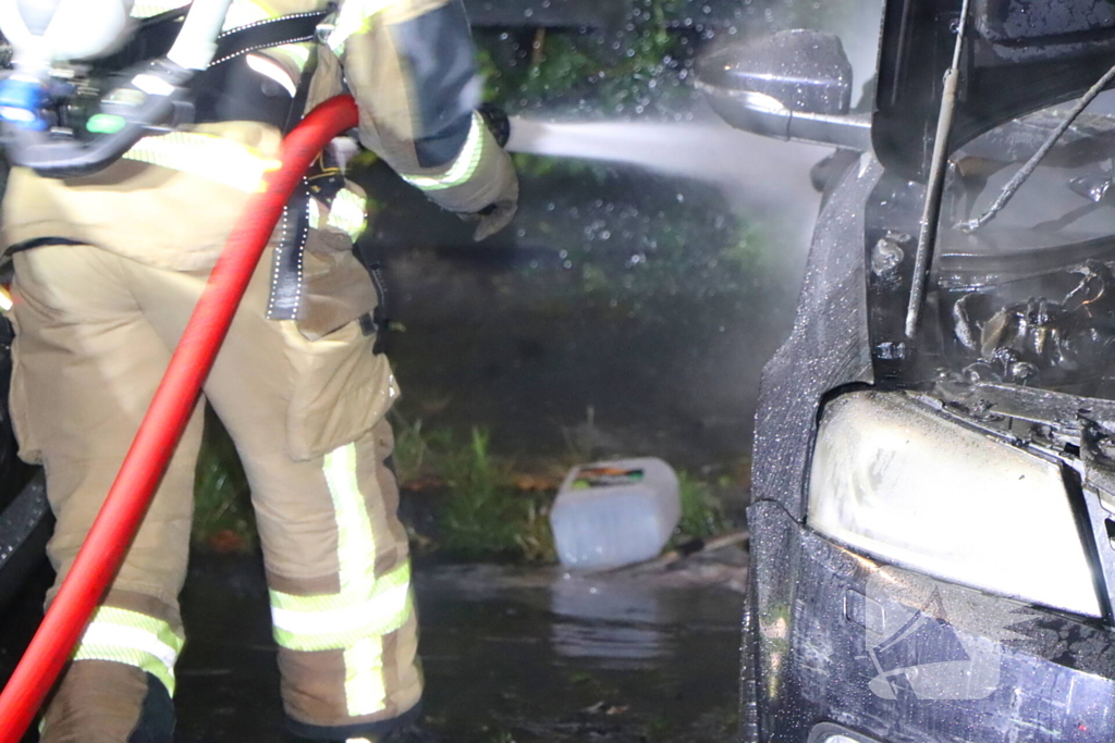 Brandweer blust brandende auto