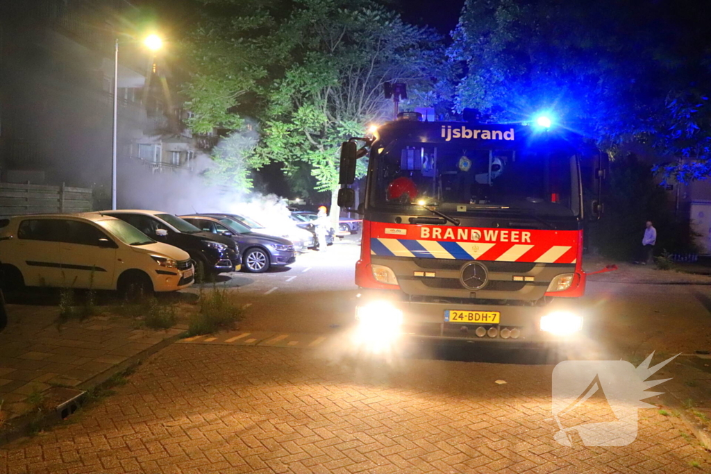 Brandweer blust brandende auto