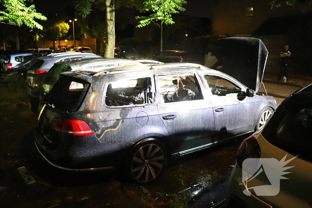 Brandweer blust brandende auto