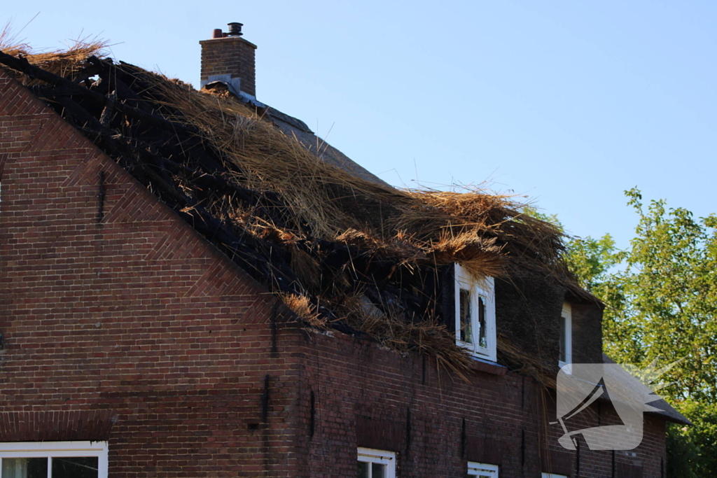 Veel schade na rietendakbrand bij geitenboerderij