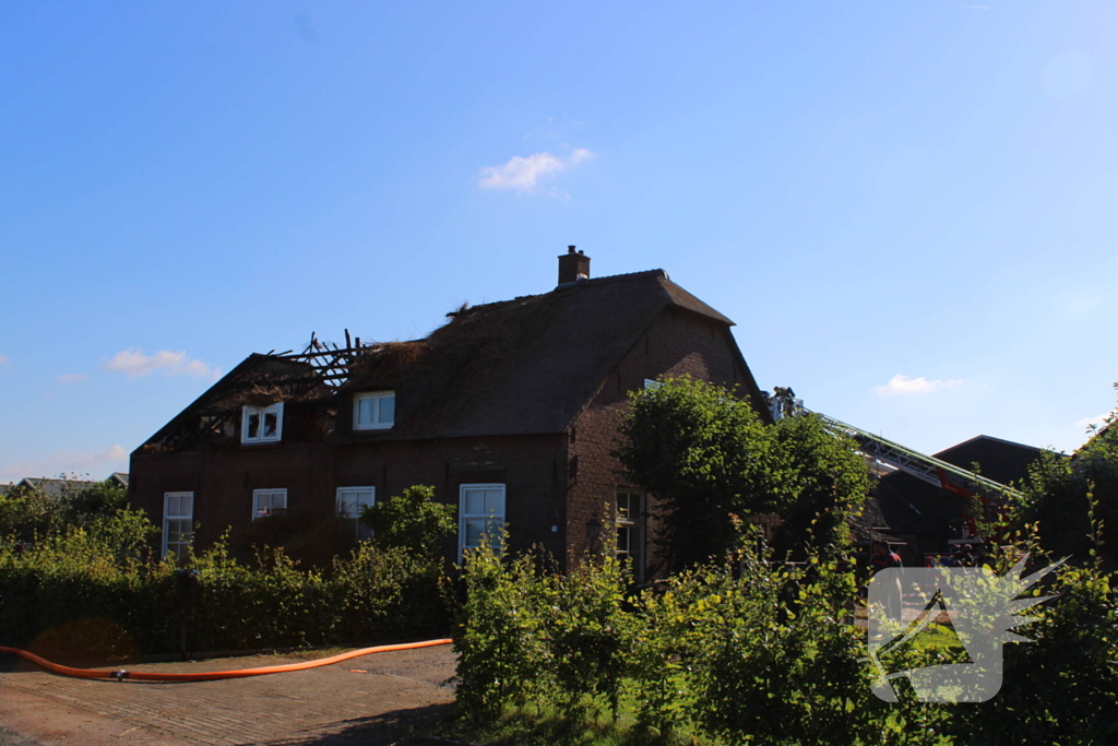 Veel schade na rietendakbrand bij geitenboerderij