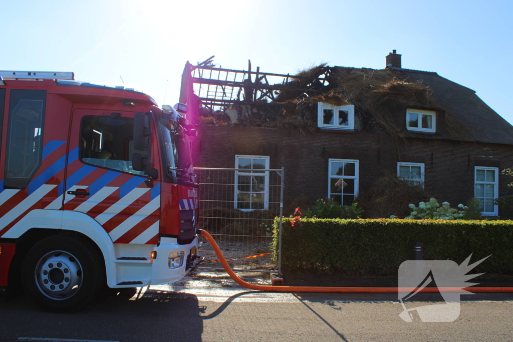 Veel schade na rietendakbrand bij geitenboerderij