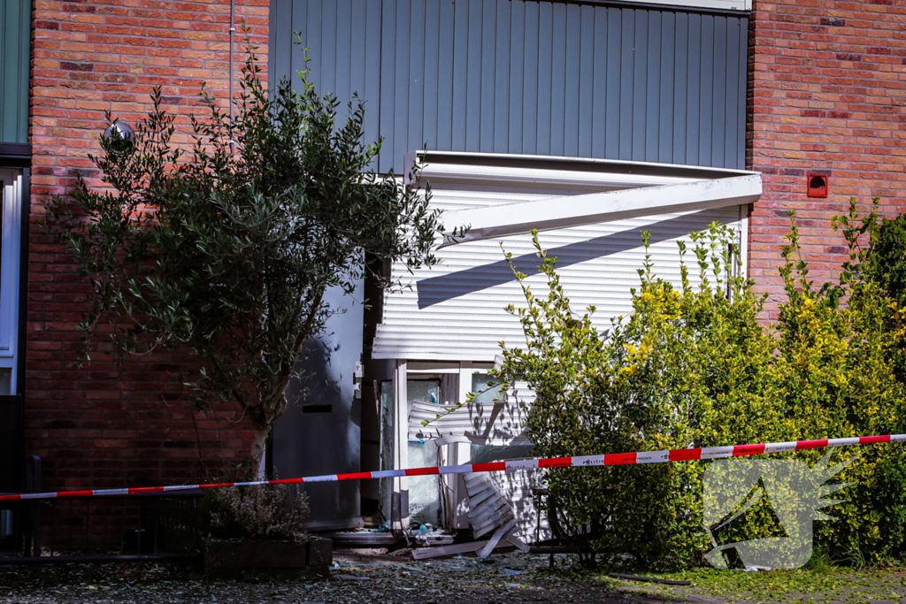 Ontploffing bij woning, politie doet onderzoek