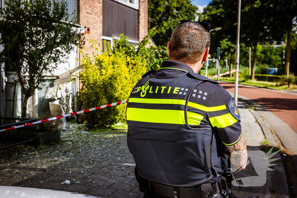 Ontploffing bij woning, politie doet onderzoek