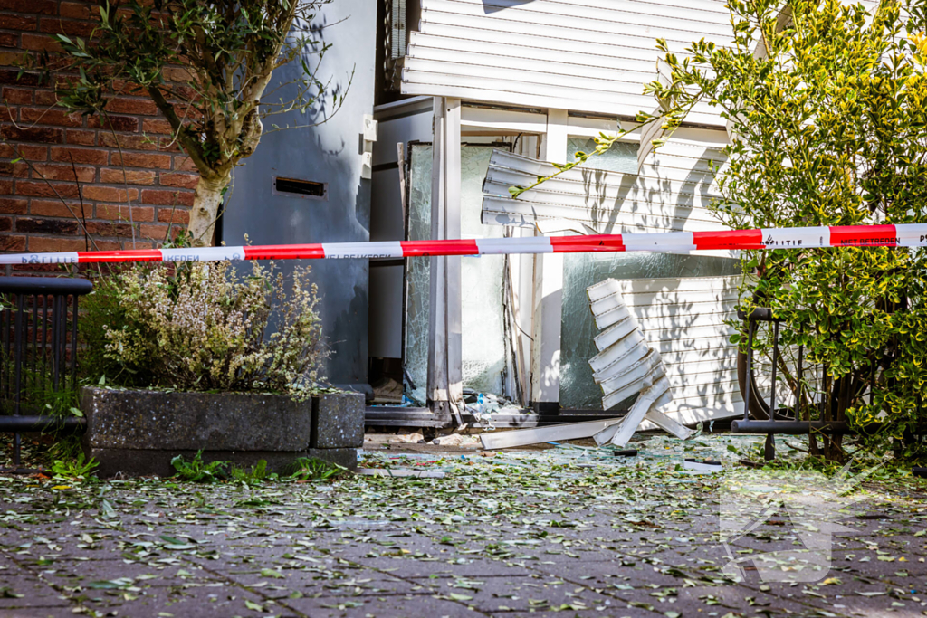 Ontploffing bij woning, politie doet onderzoek