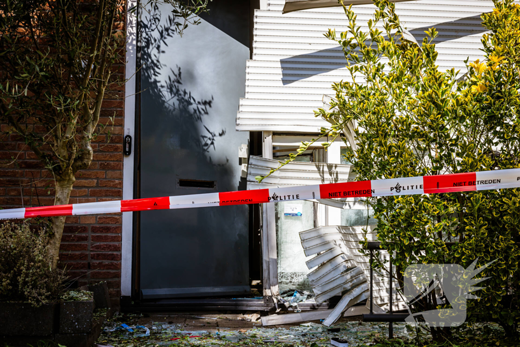 Ontploffing bij woning, politie doet onderzoek