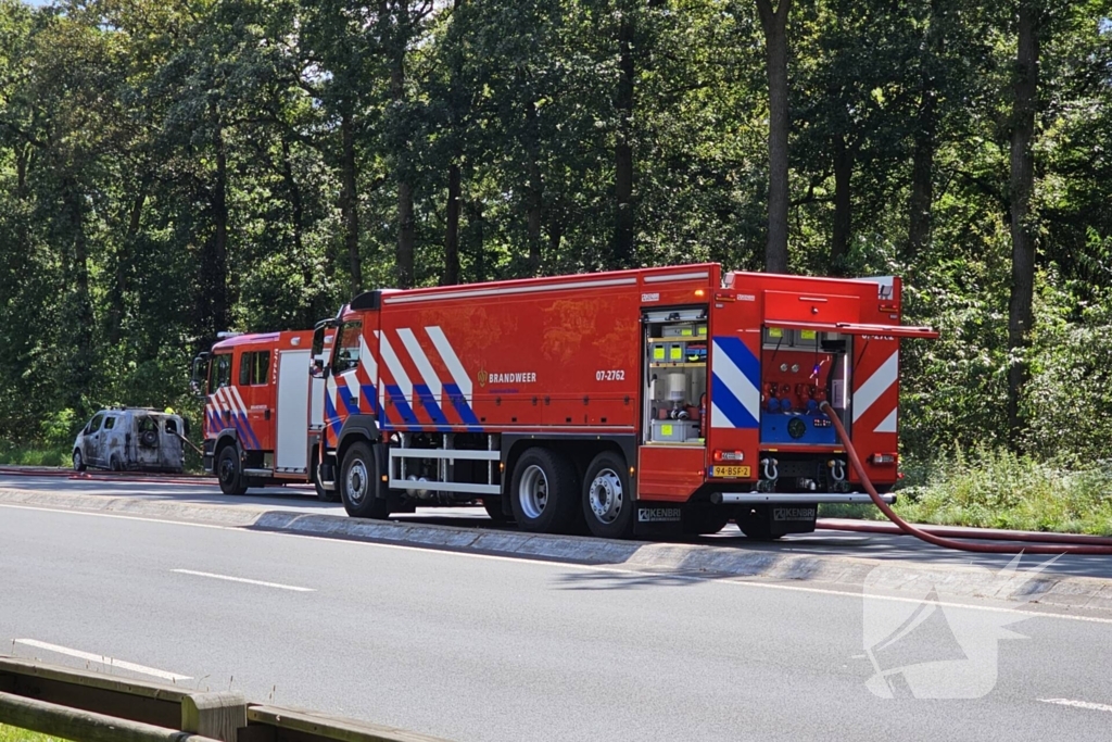 Terugkerende vakantieganger ziet elektrische bus in vlammen opgaan